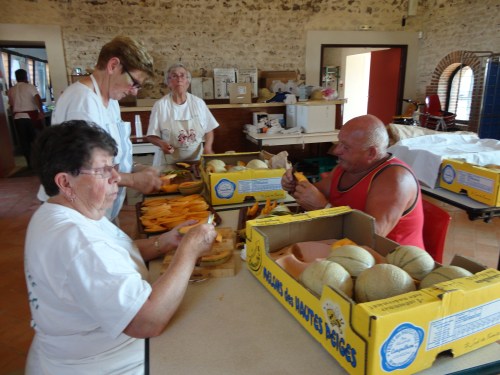 Foire à tout - préparation du dîner champêtre